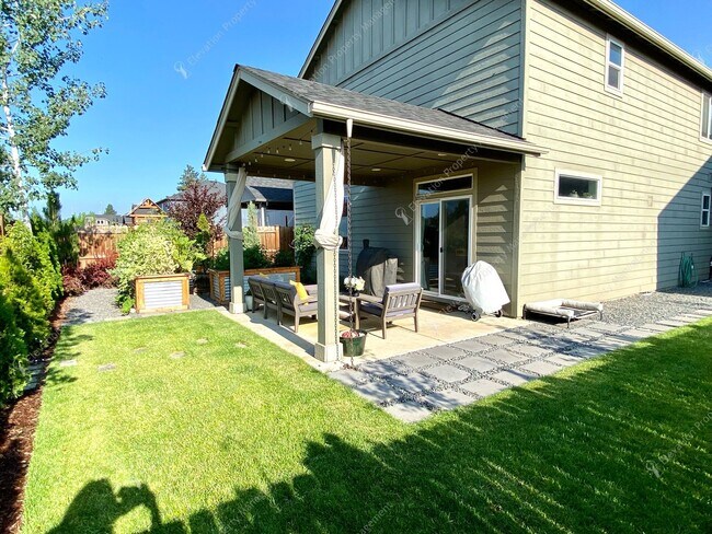 Building Photo - * Coming Soon * Beautiful Unfurnished 3-Be...