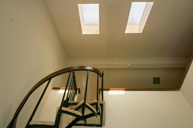 Building Photo - Beautiful brick townhome featuring three f...