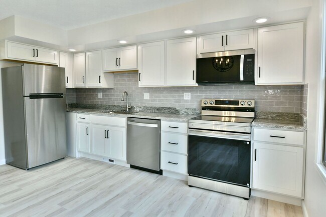 Building Photo - 460-462-462 Fowler St