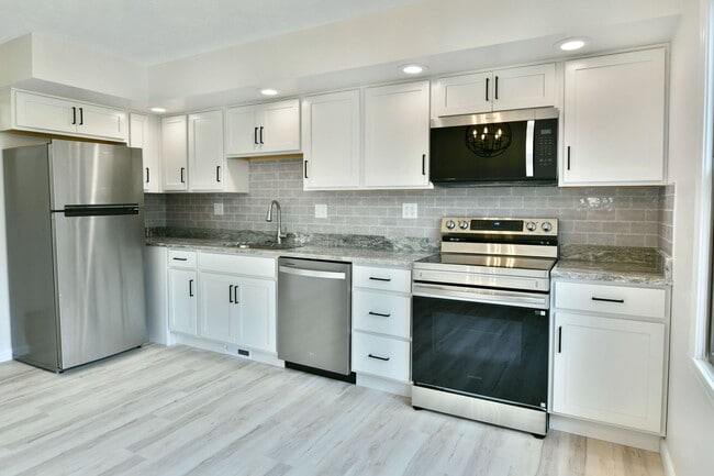 Building Photo - 460 &amp; 462 Fowler St