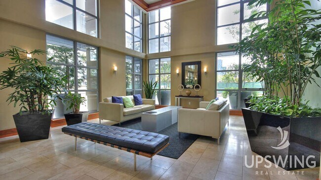 Building Photo - Fantastic 2 Bed/2Bath Penthouse with Panor...