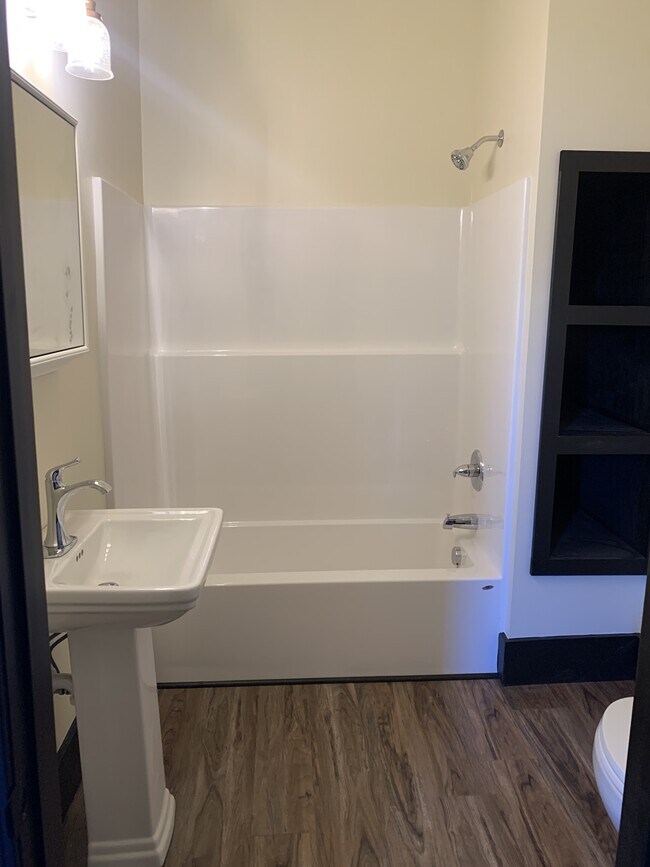 Building Photo - 103 S Main St