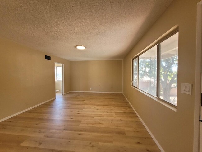 Building Photo - 414 N Alameda Ave