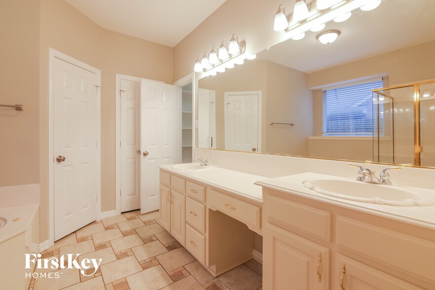 Building Photo - 3145 Waterside Dr