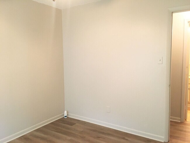Building Photo - Charming 3 Bedroom, 2 Bath with Sunroom