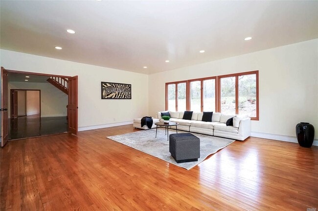 Building Photo - 242 Store Hill Rd