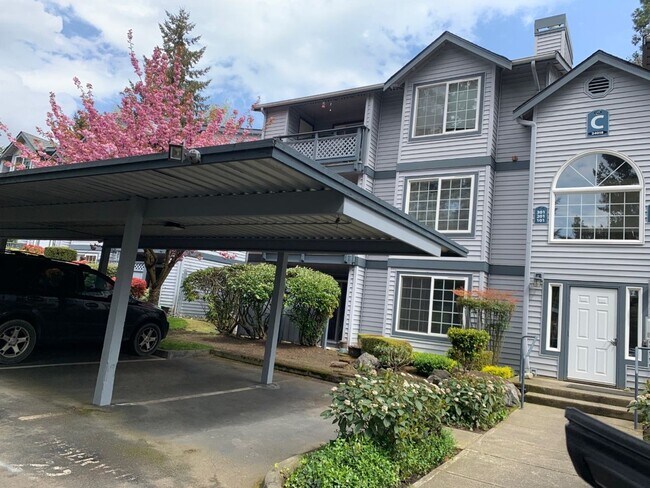 Building Photo - Spacious 3 bed 1.75 bath top floor unit in Des Moines
