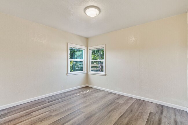 Building Photo - 422 E Beach St