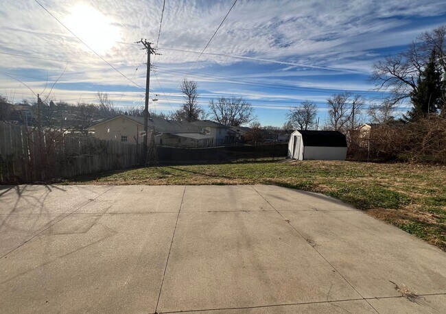 Building Photo - Beautiful walk-out ranch!