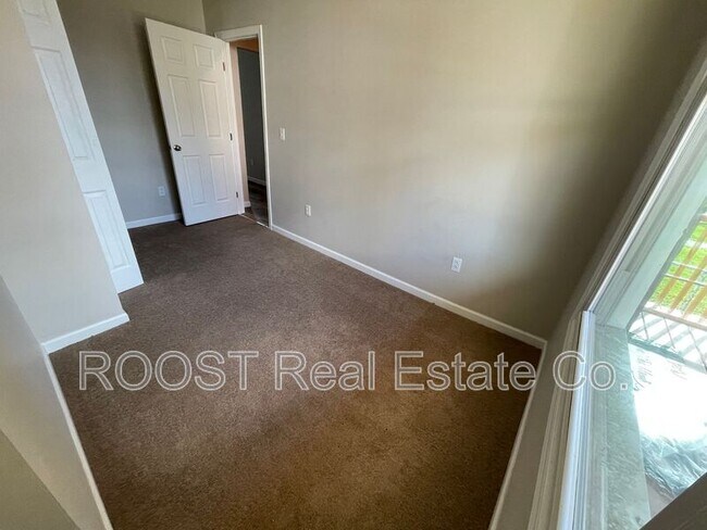 Building Photo - 482 E Markison Ave