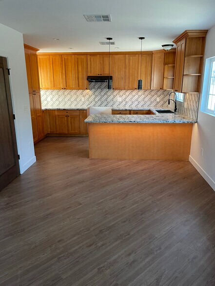 Building Photo - 403 S Burris Ave