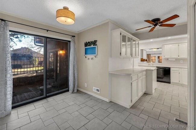 Building Photo - Gorgeous Condo in The Gated Community of The Timbers!