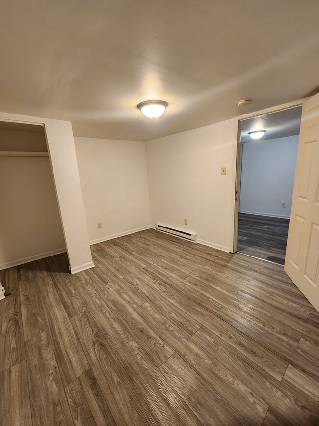 Building Photo - Apartment Unit with Appliances