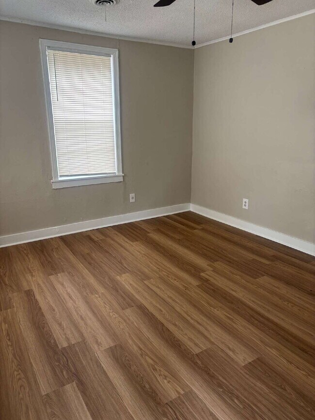 Building Photo - Charming 3 Bed/1 Bath Available Now