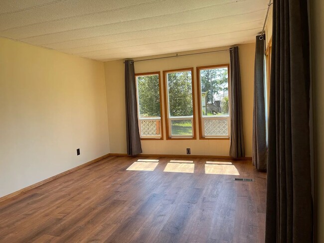 Building Photo - 2-Bedroom 1-Bath in Chinook WA **Available...