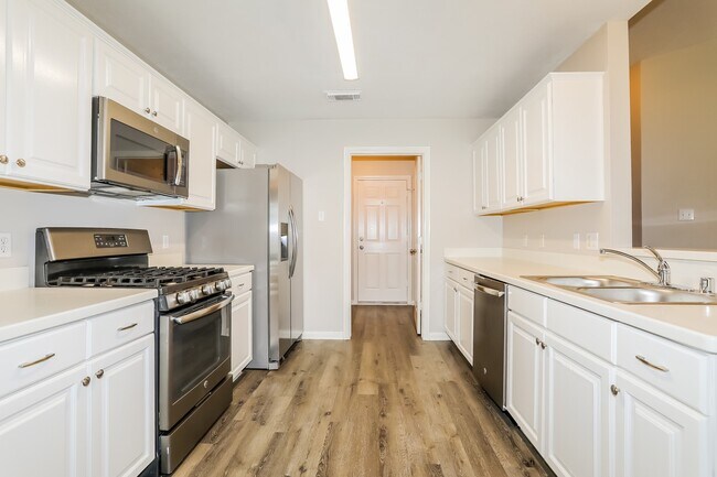 Building Photo - 7122 Woodland Oaks