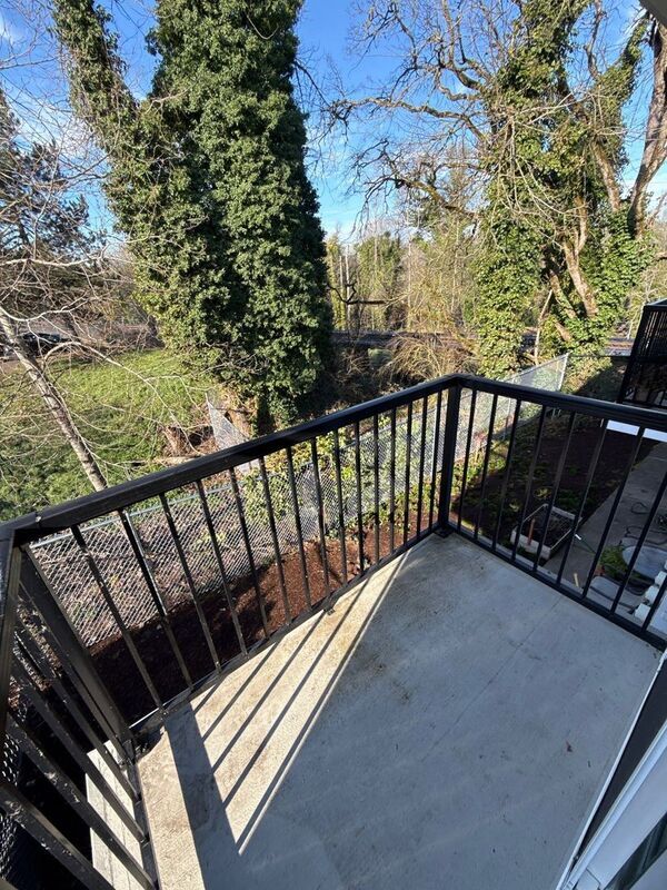 Building Photo - 1015 SW 5th Ave