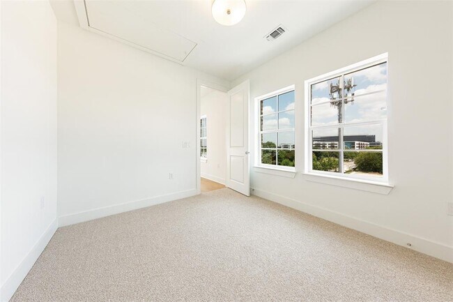 Building Photo - 1201 Shore District Dr