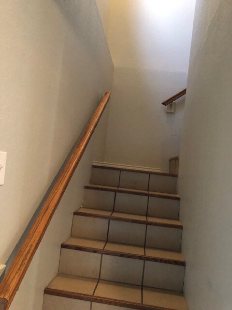 Building Photo - 909 NW Summercrest Blvd