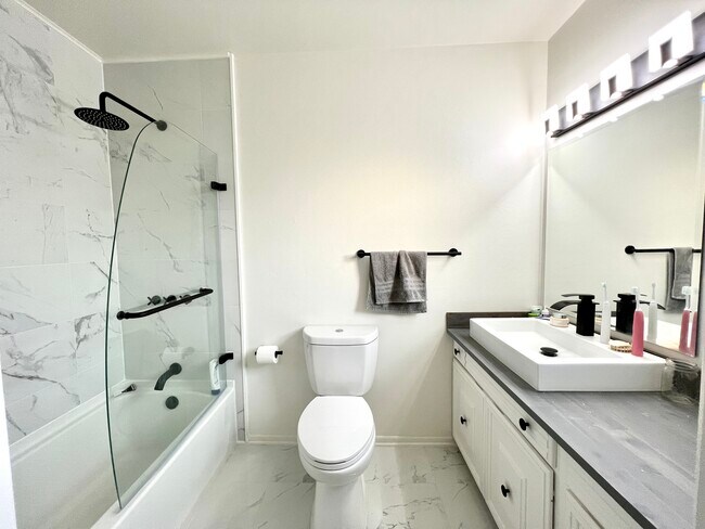 Second Master Bathroom - 3268 S Oneida Way