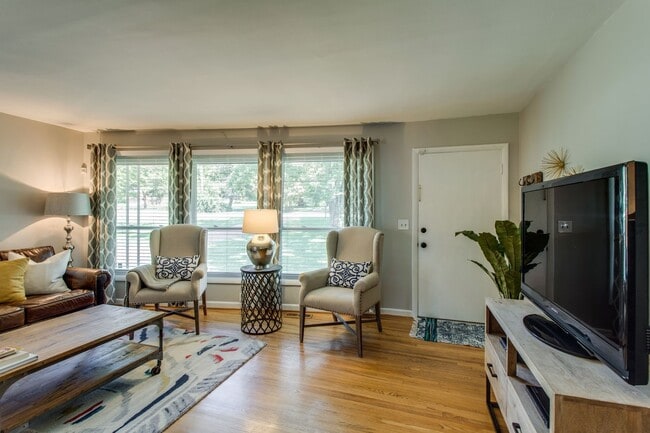 Building Photo - Crieve Hall Ranch with Studio