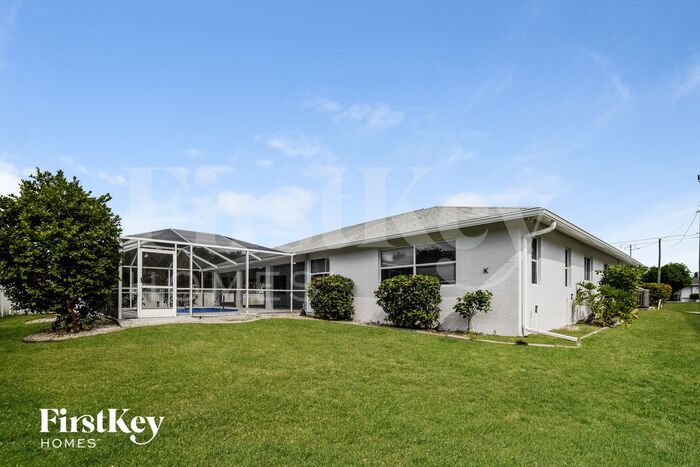Building Photo - 2556 SW 28th Ave