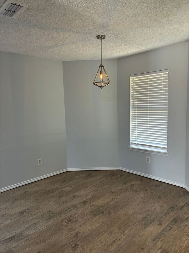 Building Photo - 4 Bedroom House with New Flooring