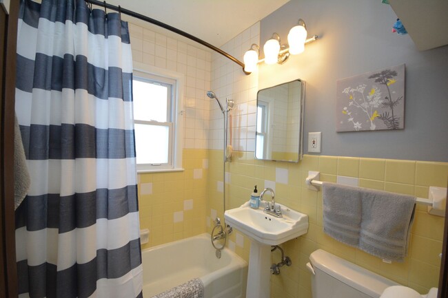 Building Photo - Beautiful 2bed Home With New Renovations F...