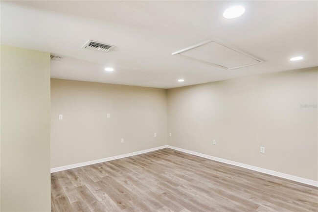 Building Photo - 9236 Rainbow Ln