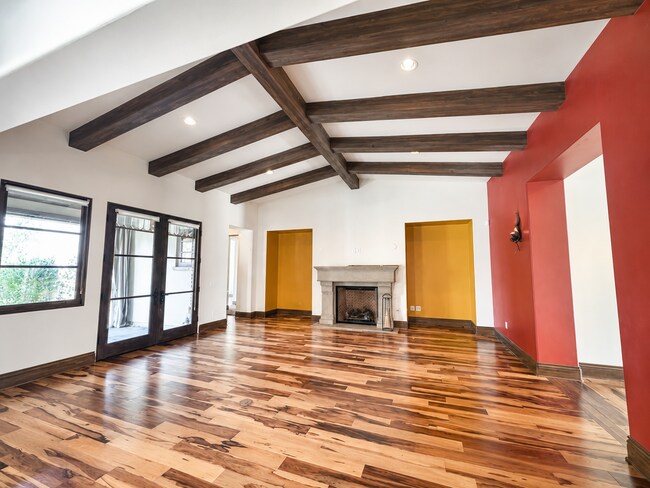 Building Photo - Luxurious Tuscan Villa - 3/3.5 Includes Private Casita in Goleta Bluffs!