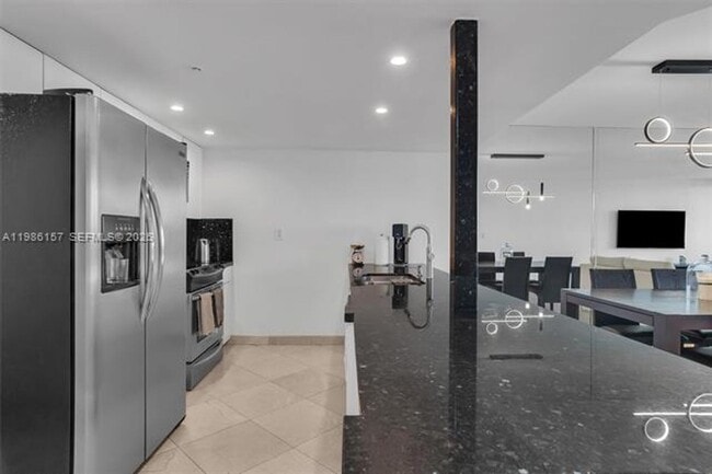 Building Photo - 1717 N Bayshore Dr