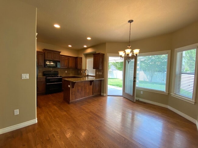 Building Photo - Lawn Care included!  4 bed 2.5 bath Neighb...