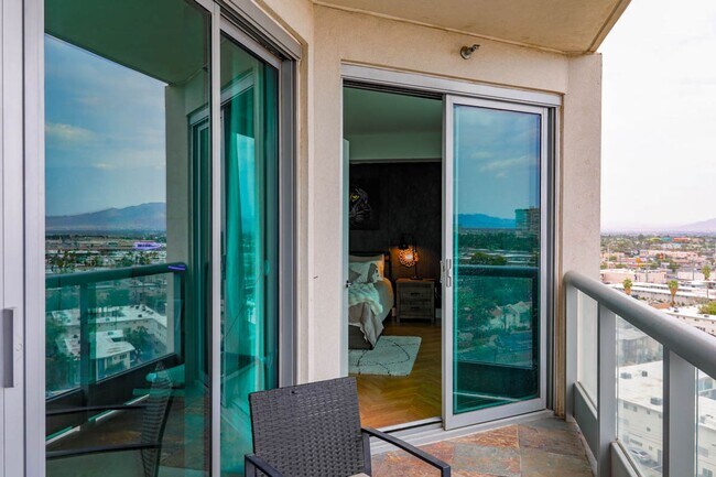 Building Photo - Turnberry Tower Beauty With Stunning Views