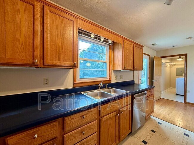 Building Photo - 74 Oakdale Dr