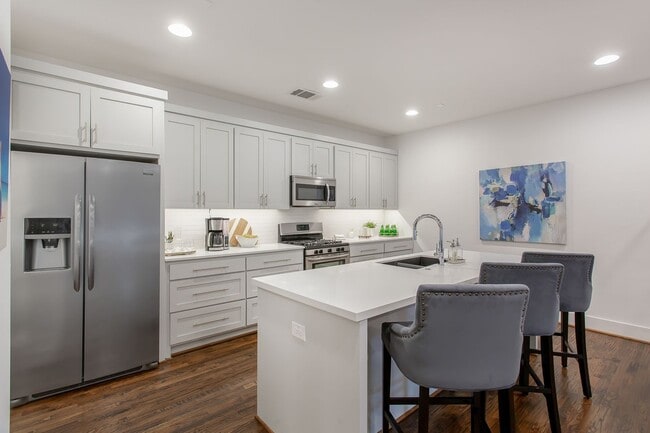 Building Photo - Modern 2 bed, 2.1 Bath townhome, walking distance to Greenville Ave