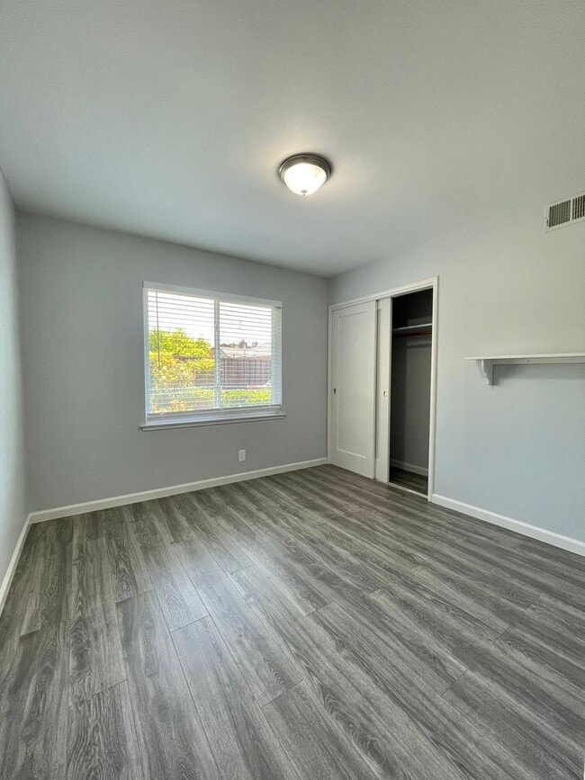 Building Photo - 4 Bedroom, 2 Bath - Santa Clara
