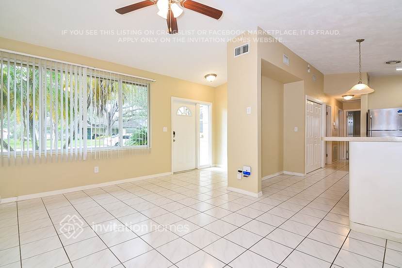 Building Photo - 813 E River Dr