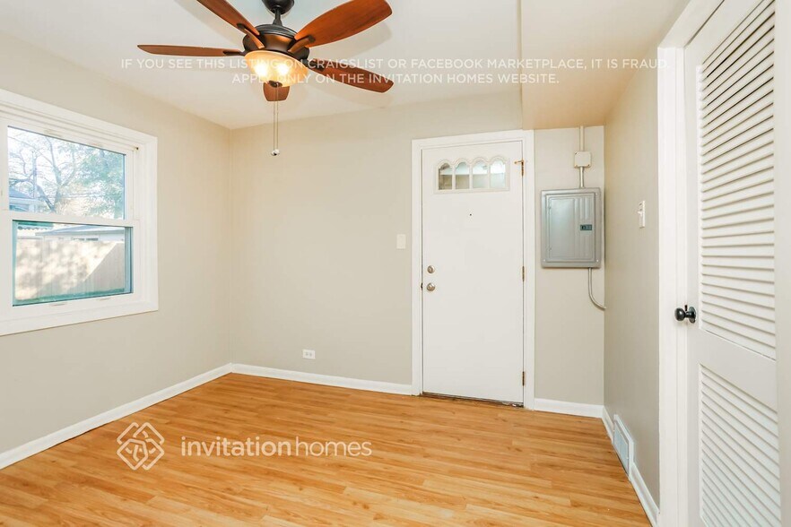 Building Photo - 10115 S California Ave