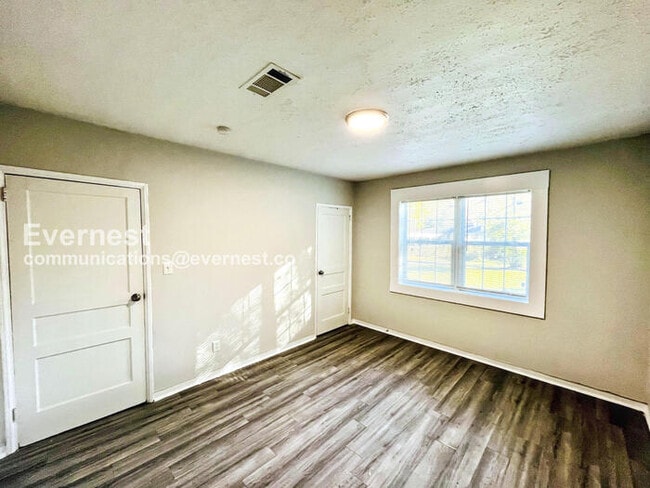 Building Photo - 227 Broadmoor Dr