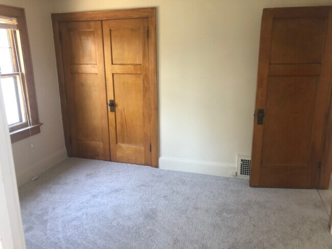 Building Photo - 1825 E Newton Ave