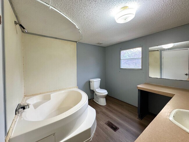 Building Photo - 3/2 Split Floor Plan!