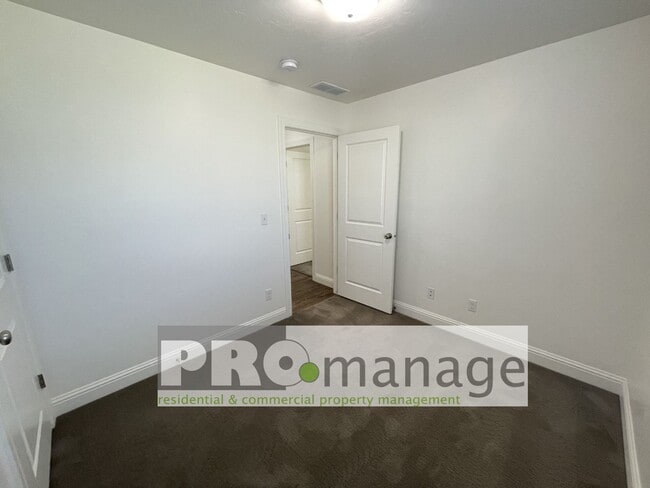 Building Photo - 3 Bed, 2 Bath Town Home w/ 2 Car Garage - Idaho Falls