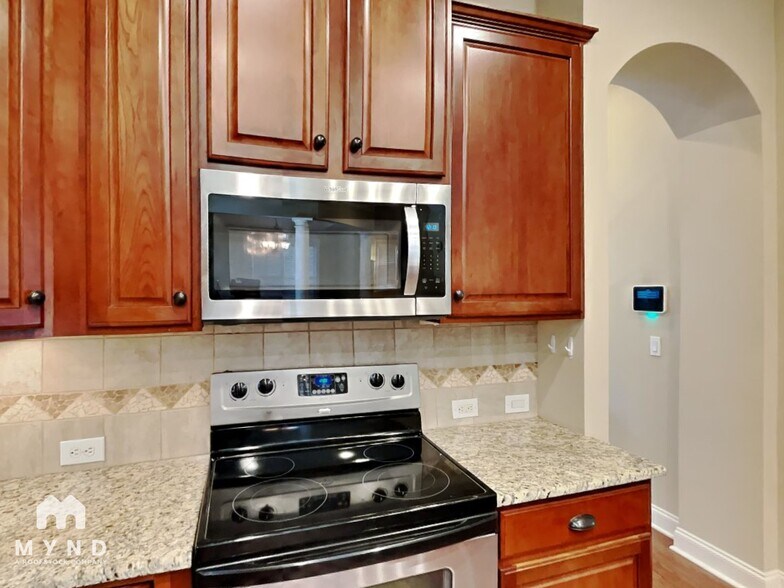 Building Photo - 807 Herrin Ave