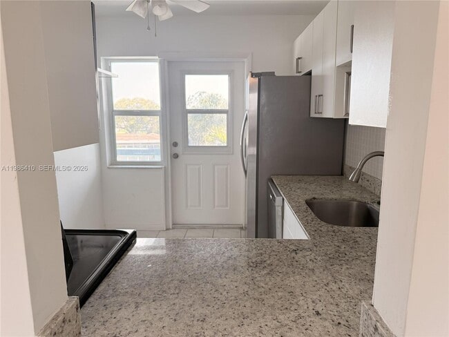 Building Photo - 2223 Park Ln