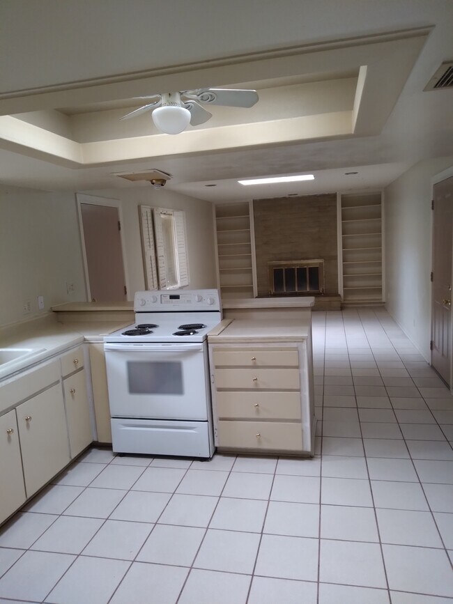 RANGE/OVEN - 6734 N 19th St