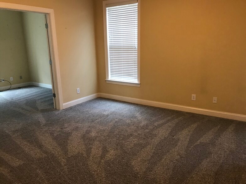 primary bedroom - 1931 Dante Ln