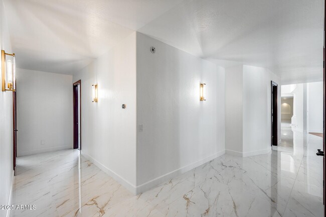 Building Photo - 8303 N 61st Pl