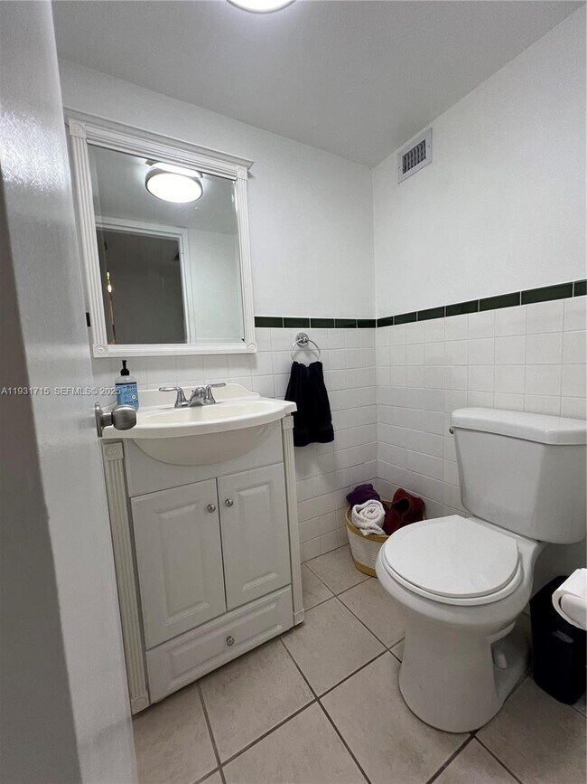 Building Photo - 1228 West Ave