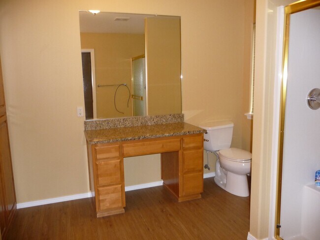 Building Photo - Spacious, West Salem Home