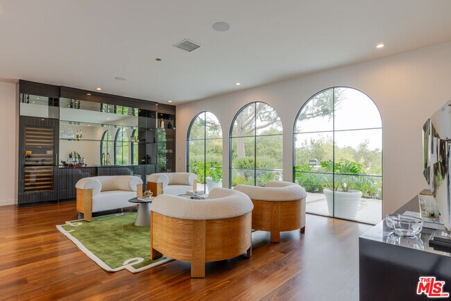 Building Photo - 5192 Parkway Calabasas